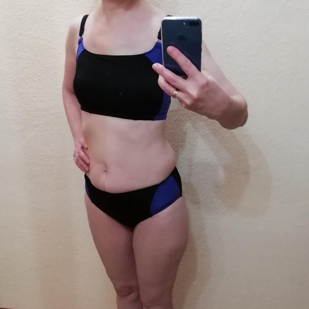 Выписала купальник, думала будет большой. По таблице размеров должен быть великоват, но, меньше не было, потому заказала этот размер. По факту оказалось по объёму маловат, но в мокром состоянии ткань несколько растягивается, поэтому это оправдано. Немного давит под мышками. Хотелось бы, чтобы декольте было повыше, а так, в целом я довольна. Протестировала уже в бассейне, все хорошо.