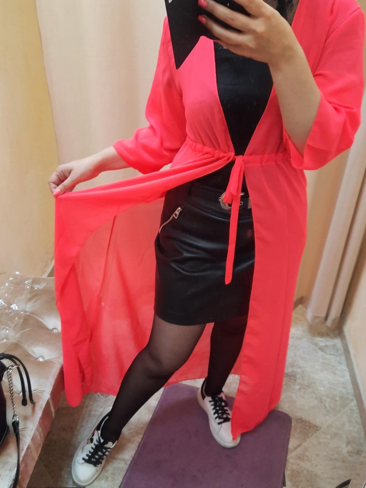 Парэо супер ,цвет шикарный яркий ткань мягкая длина в пол . Пояс можно регулировать по фигуре.  Очень довольна спасибо!!! Можно мчать на море )))