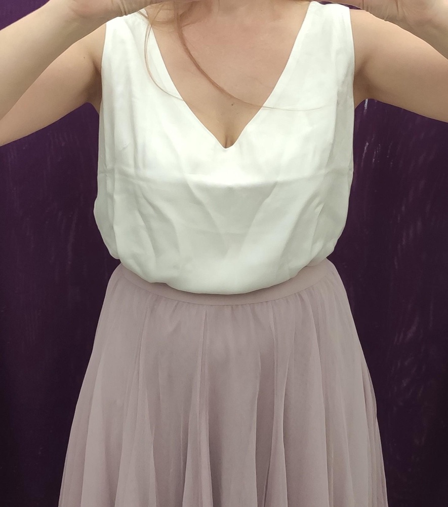 Блузка из плотного материала. Не просвечивает. На 48 р-р подошла S.