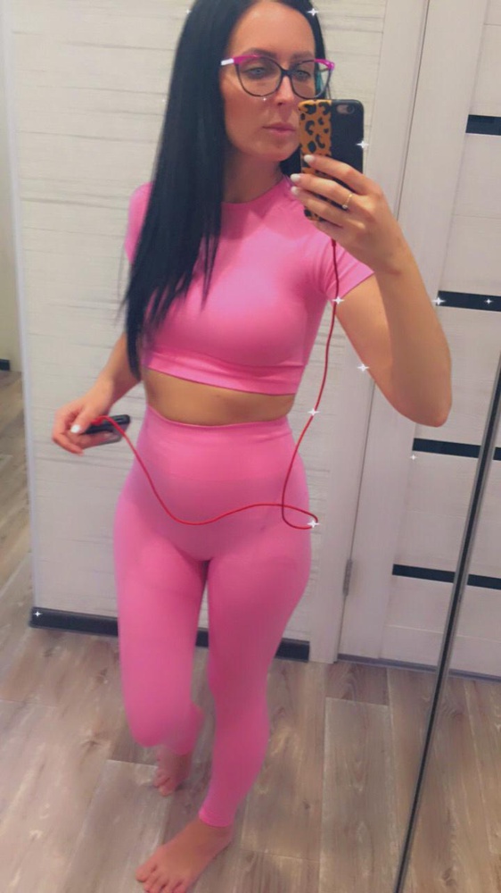 Костюм мне понравился , даже очень! На рост 154 см идеально сел размер S! Цвет спокойно розовый (на фото фильтр цвета), ткань плотная , тянется! Рекомендую 👍