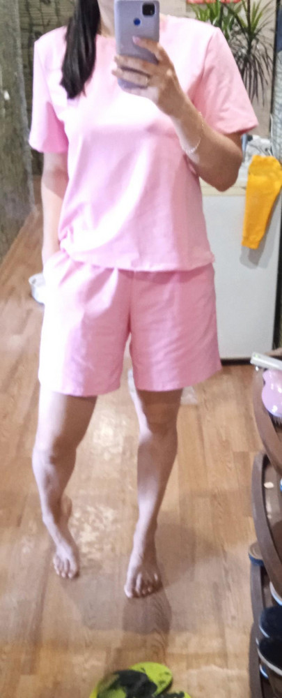 Хороший костюмчик. Свободный. Кто не любит оверсайз берите размер меньше.