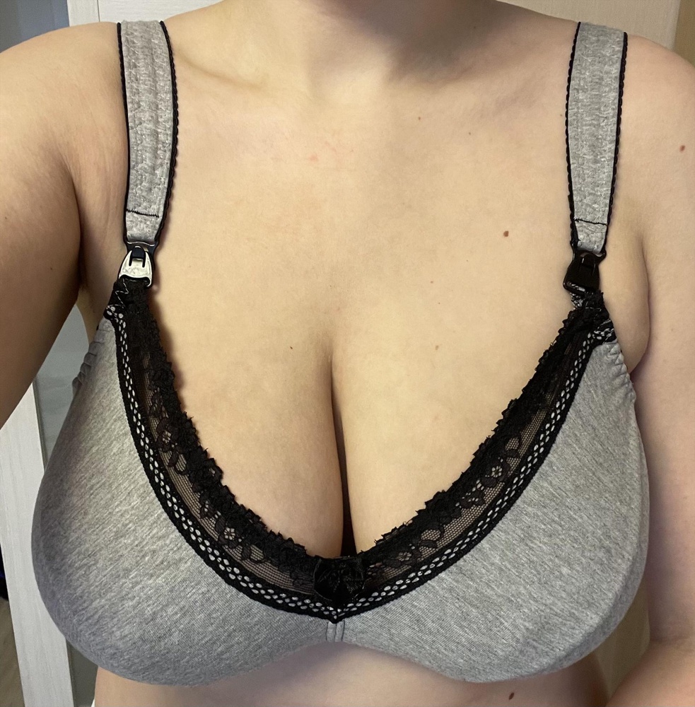 Хороший бюстгальтер. ОГ 90 взяла 90Е. Немного тесноват был по-началу, но подрастянулся. Очень кололась ткань у застежки, пришлось подправлять. В пользовании уже около 2х месяцев. За это время начала рваться одна петелька у пластикового крепления (кстати расстегнуть и застегнуть можно одной рукой). Для такой цены держит грудь нормально. Стирается легко, сохнет быстро. Рекомендую.