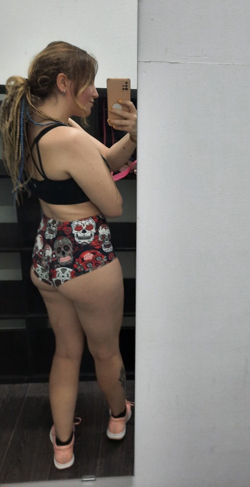 Кайфовые!
Маиериал приятный, утягивает, резинки не тугие