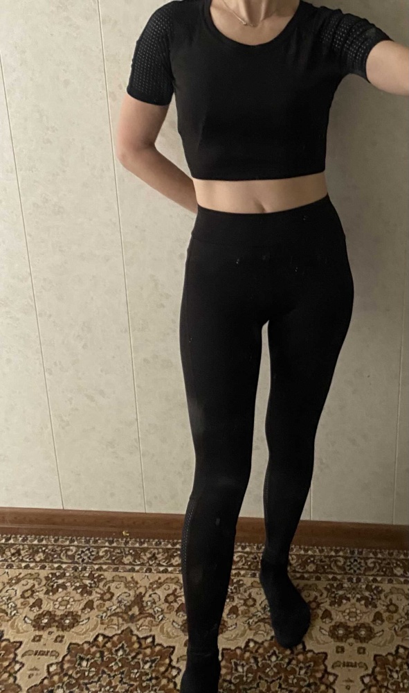 Отличный костюм! И цена (1070) отличная для него! По качеству придраться не к чему👍 На лосинах сзади и на рукавах вставки - сеточки. Смотрится оригинально. 