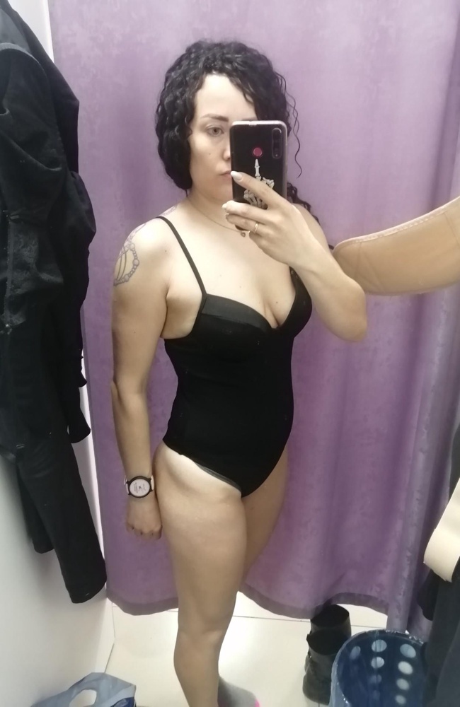 Честно говоря делала ставку на этот купальник на самом последнем месте. Но в итоге понравилось как он сидит больше всех остальных моделей. Обратите внимание, мне показалось маломерка! Но я оставила, хорошо утягивает. Кто-то писал что очень сильно давит на попе - да, так и есть, но мне понравилось как смотрится! Сразу такая форма)) (на фото у меня синяк от уколов, простите) Вот только в лифе мне не хватило небольшого пушапа, но это поправимо.