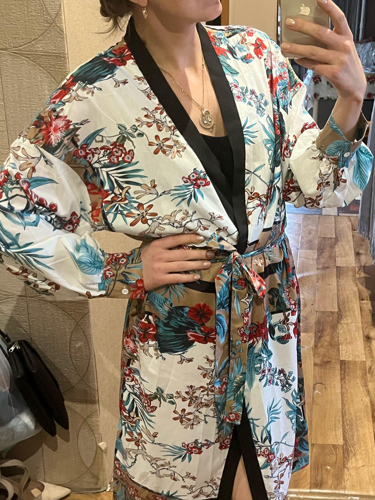 Очень удобная вещь. Можно носить и как самостоятельную вещь и совместно с другими. 