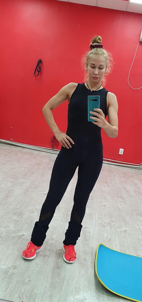 Мне понравился, тонкий, приятный,не просвечивается, рекомендую под него одевать спортивный топ