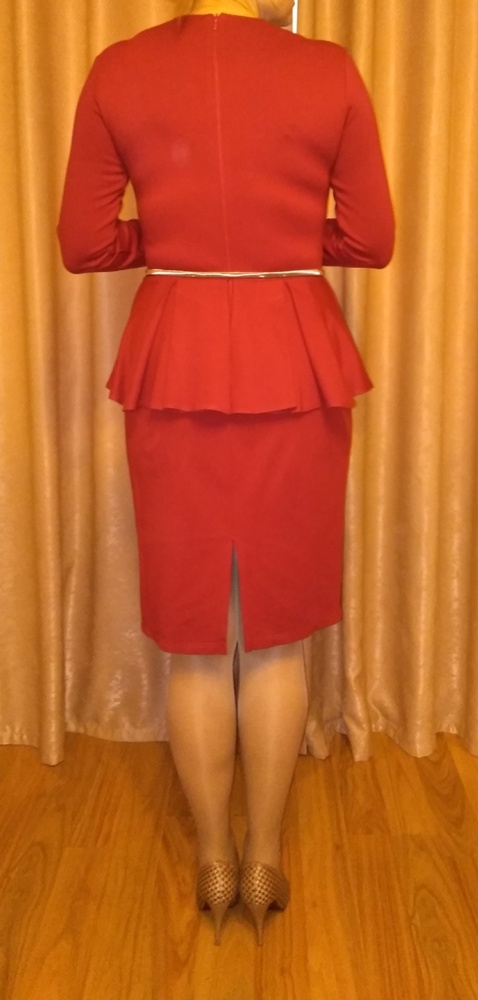 Платье заказала фасона похожего на то, которое было, но время его не пощадило (носила лет 10). Этот вариант ещё лучше - яркое, эффектное.
Ткань - плотный трикотаж. Особенности фасона позволили производителю вшить молнию на спинке, что делает более удачной посадку по фигуре.
Швы ровные, рукав на мой рост 174 полноценный, длина, чуть прикрывает колено. При моих 100-80-100, 50 размер отлично сел. Чуть-чуть широко в бедрах, но это особенности моей фигуры и не критично. Вот длина спины до талии на пару бы сантиметров больше (можно было бы смириться, ведь тогда ноги будут казаться длиннее). Я его постирала - красится! То есть стирать только отдельно от остальных вещей, или с другими красными. И погладила с паром, немного растягивая верхнюю часть, для удлинения. Получилось идеально.