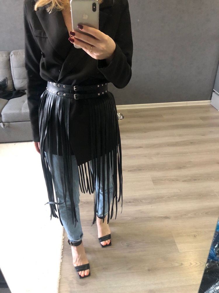 Пояс очень классный. Заказывала этот и подобный. Выбрала этот. Снизу края обработаны и заужены. У другой модели обрубыши какие-то и бахрома спереди в нахлест, выглядит как-то несуразно. Клепки на этом ремне очень красиво создают акцент и подчёркивают талию . Вообщем рекомендую. Брала для платья этой же фирмы. Но смотрится со всем прикольно. Качество хорошее.