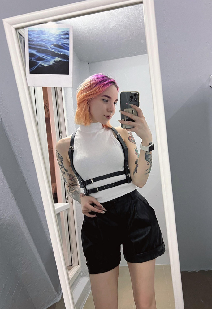 Думала будет сложно с ней обращаться, запутаюсь и буду редко носить из-за этого, но все элементарно) застегнуть два ремня и красота готова. Мне размер подошёл, все нравится, качество хорошее, хотя пока новая(надеюсь) сыпется немного