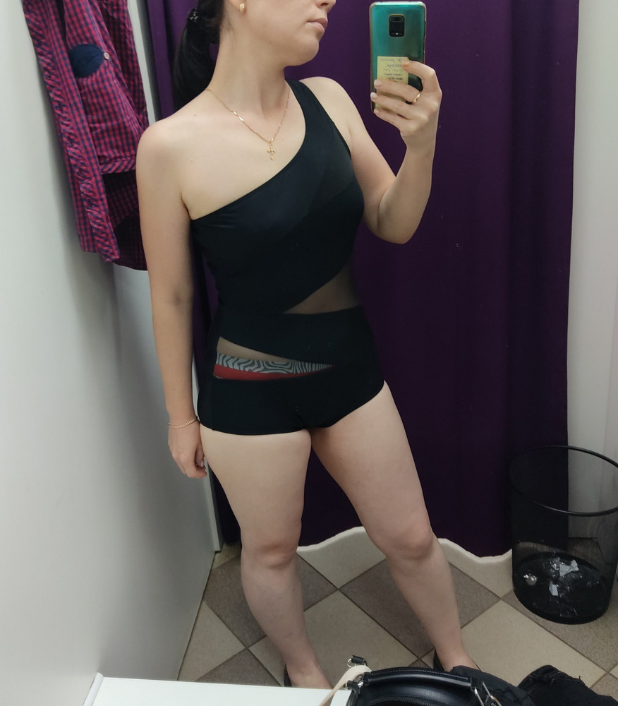 Мне купальник не подошёл. Кстати, заказала размер XL, пришел именно этот размер. Купальник для красивого стройного тела. Моё тело тоже неплохое, но мне прям не идёт. Трусы у купальника как у купальников 60-х, прям ляшки обхватывают. Грудь у меня небольшая, съемные чашечки болтаются туда-сюда... Вобщем, если у Вас фигура модели, может быть и подойдёт.