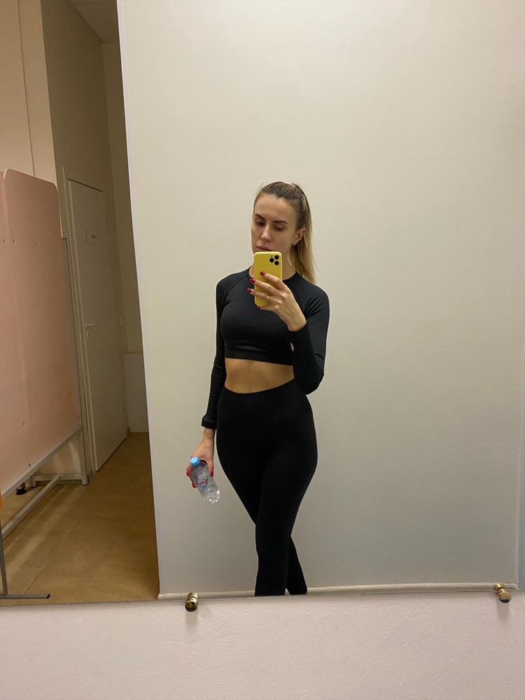 Замечательный костюм . Буду заниматься в нем фитнесом , материал плотный , похож на термобелье . На рост 172 не короткий ( длина лосин и рукав в норме )