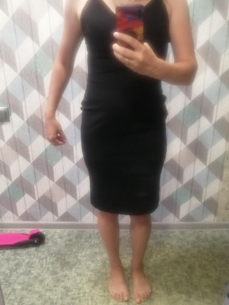 Интересное платье, пришло все в белых следах от дезика, сокрушалась, но уж очень хотелось примерить. И вот я удивлена как его можно надеть/снять не оставив хоть какого то следа, даже от чистого тела какая то шелуха остаётся. Фото приложу, на бёдрах сборит, то-ли фигура у меня не такая, то-ли размер не мой. Вобщем не плохо, но не по мне. Очень жаль. Хотелось платье.