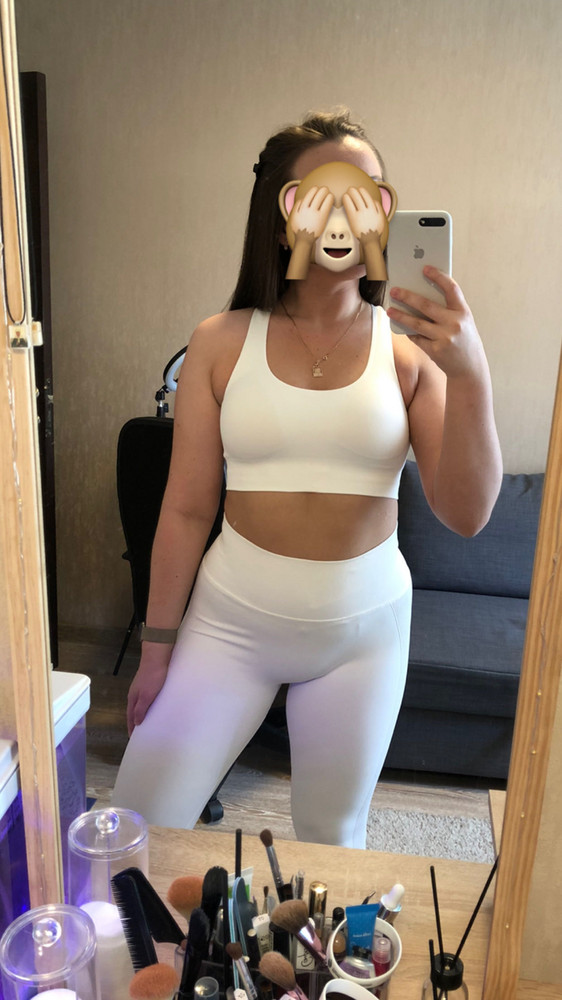 Лосины классные 🥰 Это любоффф с первого взгляда. На объём 104 взяла L. Идеально. Ткань плотная. Нижнее белье особо не видно (что удивительно для белых штанов). Если имеется целлюлитная попа, то не рекомендую. Увидите его очень четко сквозь штаны. Но мне пофиг. Целлюлит можно и убрать, а классная легинсы останутся. Комплектом взяла топ ещё. Смотрится вместе превосходно. Давно мечтала о белом спортивном комплекте и наконец-то решилась. На попе немного грязно, но стирка это исправит (продавец не виноват, что бывают недобросовестные клиенты).