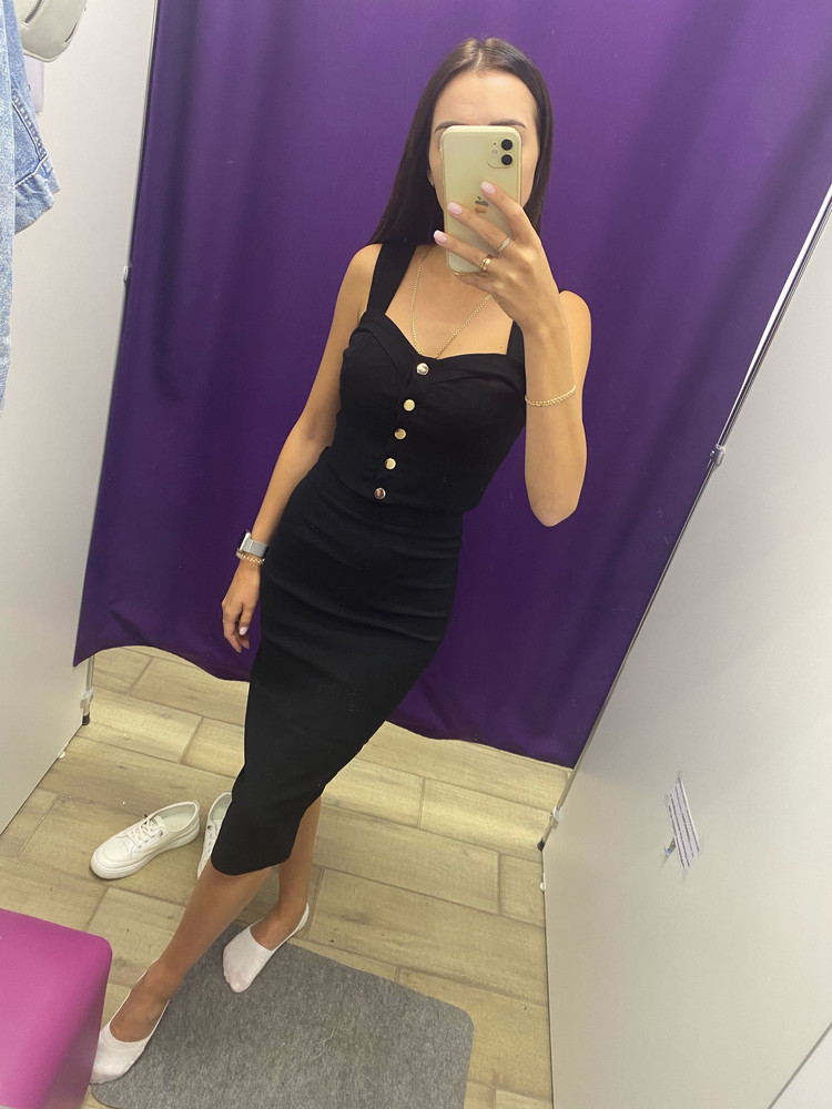 Одна звезда минус, так как заказала в двух расцветках чёрный и розовый, на мой 38 размер с ростом 159, чёрный подошёл идеально, корректировать только длину, а вот розовый как будто ранее поносили, слишком свободный, хоть размер заказала одинаковый, в пути ещё белый, рассчитываю что все же сядет как и чёрный, качество ткани хорошее, стрейч, тянется, розовый немного просвечивал 