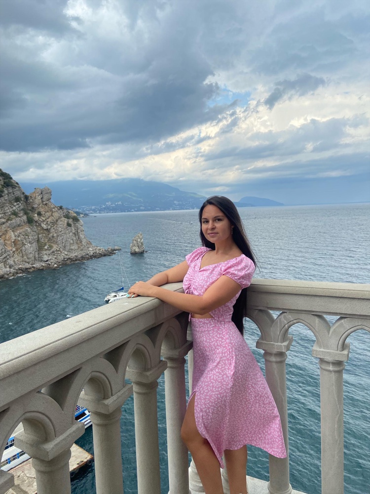 Сидит не плохо, но качество не очень.. и мнется жутко(( 