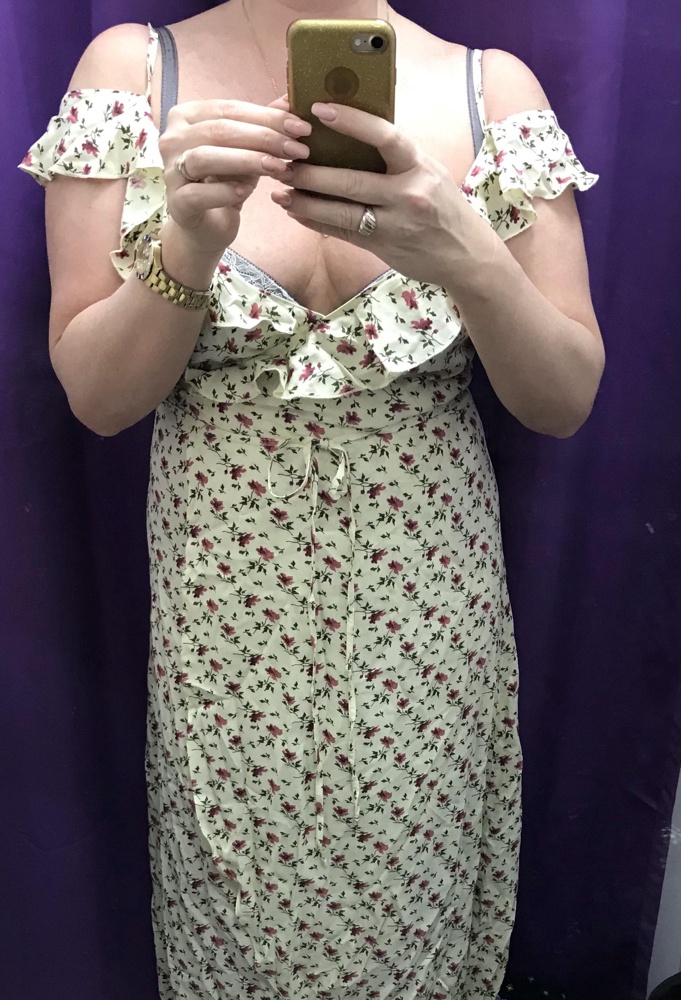 Очень женственный, легкая, нежная ткань. Но я чот себя в нем не почувствовала)Думаю, девушкам в 48 размере он противопоказан. Иначе как тогда носить декольте? Какая то пуговица или крючочек? Выше мне его не поднять, да и, наверное, и грудь надо меньше. В общем, очень рекомендую. Надежда то была) Но, не судьба.