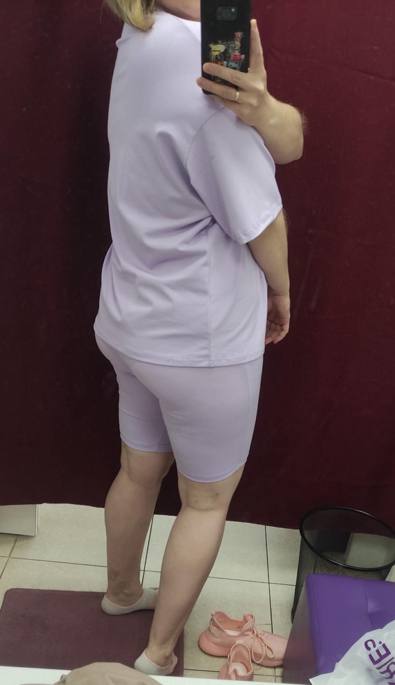 По качеству приятный, тонкий на жаркое лето, просвечивает,но майка немного прикрывает если не сядет после стирки.