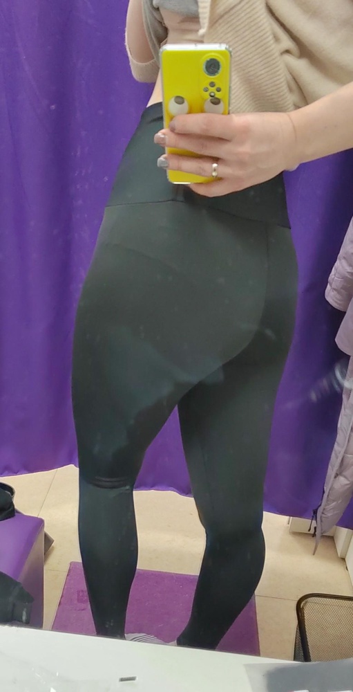 Ткань такая эластичная, не слишком плотные, резинка тоже мне не понравилась, отказ в пользу другой модели из-за длины, на рост 170, лосины слишком короткие. ( на фото разводы, тк грязное зеркало)