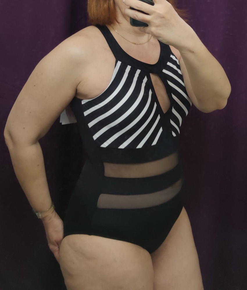 Снимаю звезду за упаковку. Пришел просто в пакете. Даже не заклеен как следует. И вид как будто его много раз мерили, перемерили. А фасон понравился . Стройнит. Ткань эластичная, тянется хорошо  застежка одна на шее, одевать легко. Мне кажется большую грудь держать не будет, а для маленькой удобно. Есть небольшие чашечки, не съёмные.  Перезаказала, может лучше экземпляр придет.