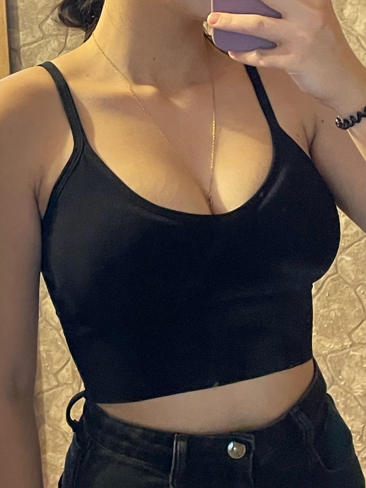 Топ супер!! Качество ткани хорошее, пришёл как заявлено на фото. Вместе с топом в подарок дали разику для волос 