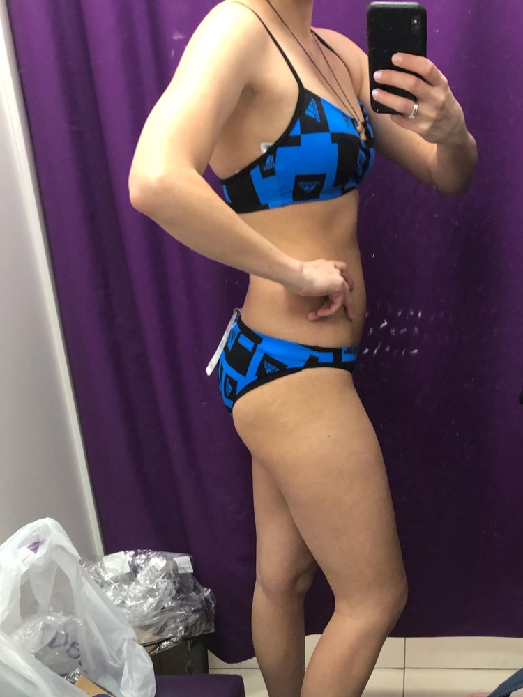 Купальник хороший, искала с тонкими лямками, чтобы плечи загорали, мне подошёл. Цвет красивый, в жизни яркий. На свой 42 заказала S, по ощущениям размер в размер, трусики на 44 смело, сначала подумала будут велики, но мне норм) Форма у плавок понравилась, не врезаются, не создают «бочка» и форма попы остаётся нормальная, не сплющивает) Лямки у топика достаточно тугие, но мне было не критично.  Качество ткани, швы, все норм. Топик грудь не сплющивает, но и не «собирает», такой спортивный формат.  