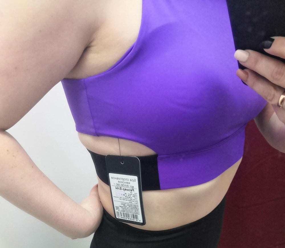 Отличный топ. Очень приятен к телу и удобен. Сел хорошо. Не давит. Есть вставные чашки можно вынуть. Цвет бомбический