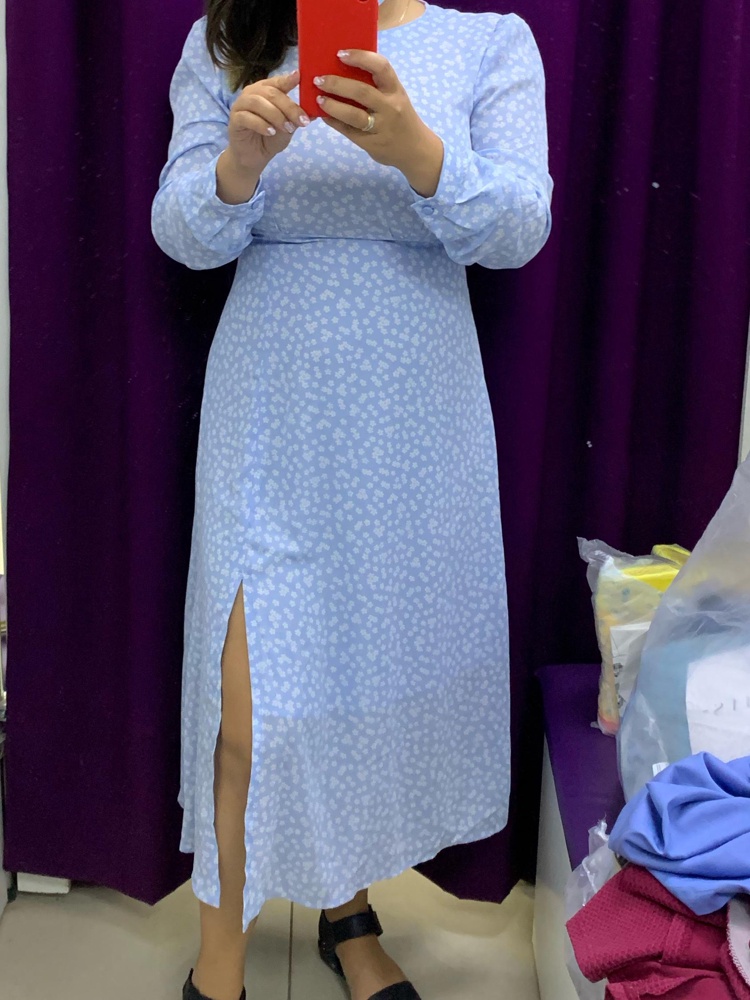 Платье очень красивое. Стройнит. Красиво садится по фигуре! 