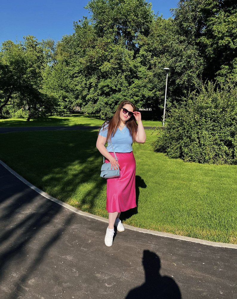 Брала юбку в двух цветах,потому что когда мне пришла одна,я поняла что мне ее будет мало. Очень классная юбка и не только на лето. Плотный материал не просвечивает белье. яркие цвета и нежные оттенки на любой вкус. 