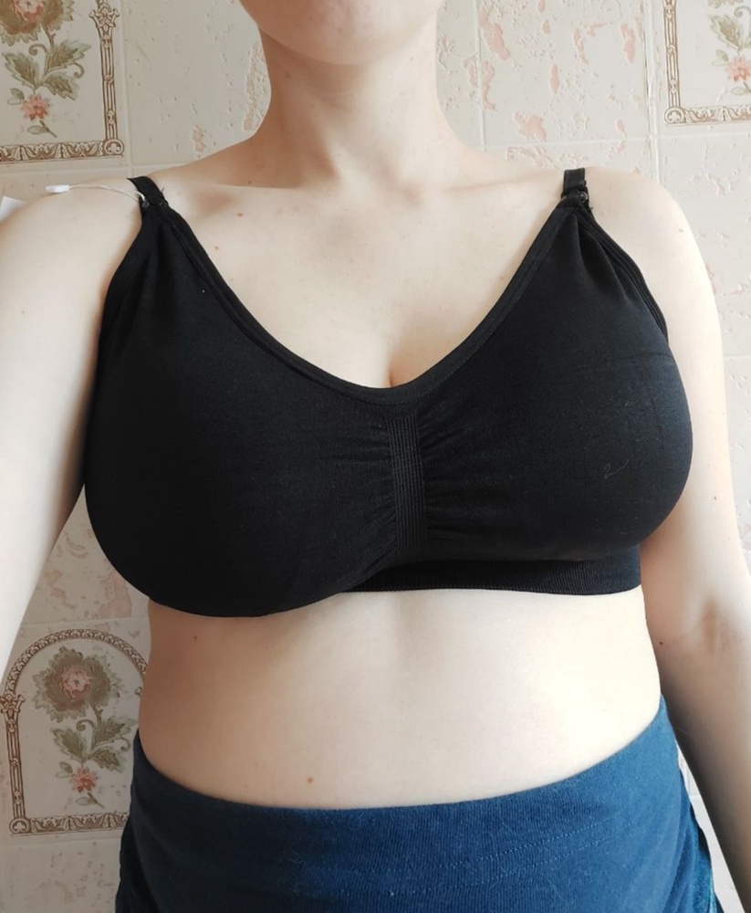 На обхват груди 99 и под грудью 83 и в добеременный размер 46 подошел размер L (46). Грудь разного размера - недостаток не скрывает, но и не подчеркивает. Под цветные футболки нормально, но вот с белой футболкой недостаток заметен. С поролоновыми чашками летом наверное будет жарковато. Одна застежка часто отстёгивается. К телу приятен, достаточно комфортен - решила оставить.