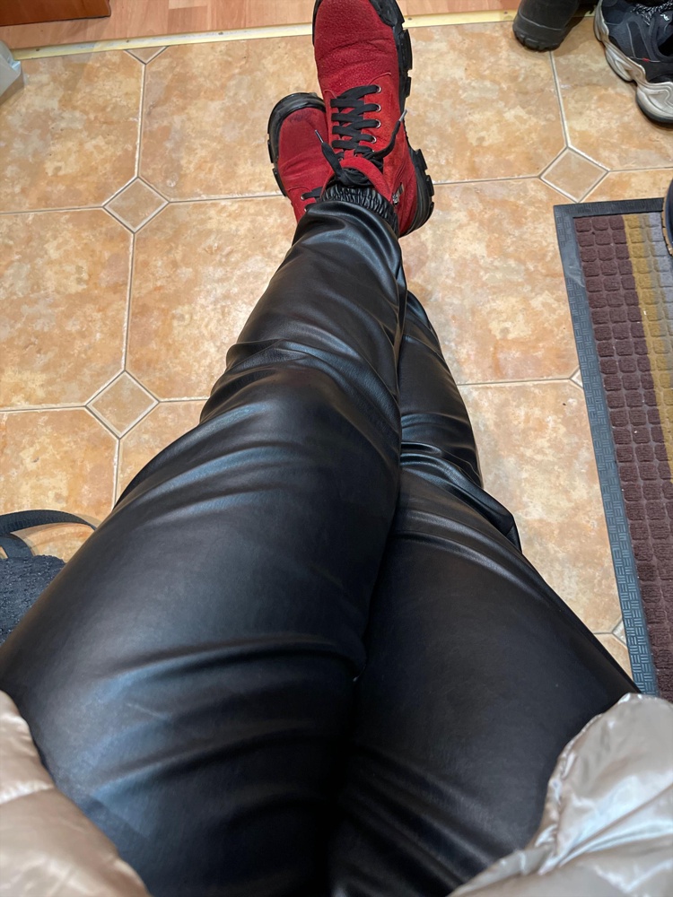 Штаны просто огонь 🔥 . Очень мягкие, удобные , . Да запах немного присутствует . Но это все выветривается. Сразу одела и побежала . Спасибо продавцу 🙏🙏🙏