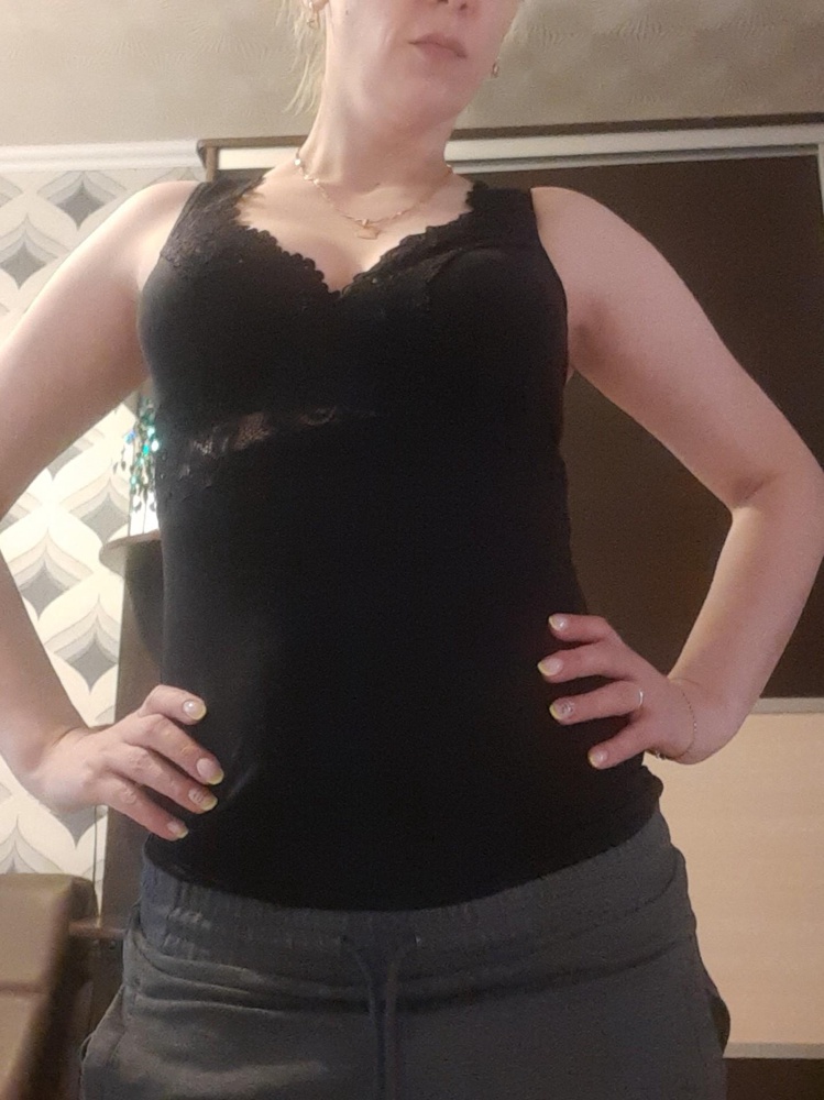 Майка отличная,но на мой 46 села идеально,но можно было и 48 заказать,довольна