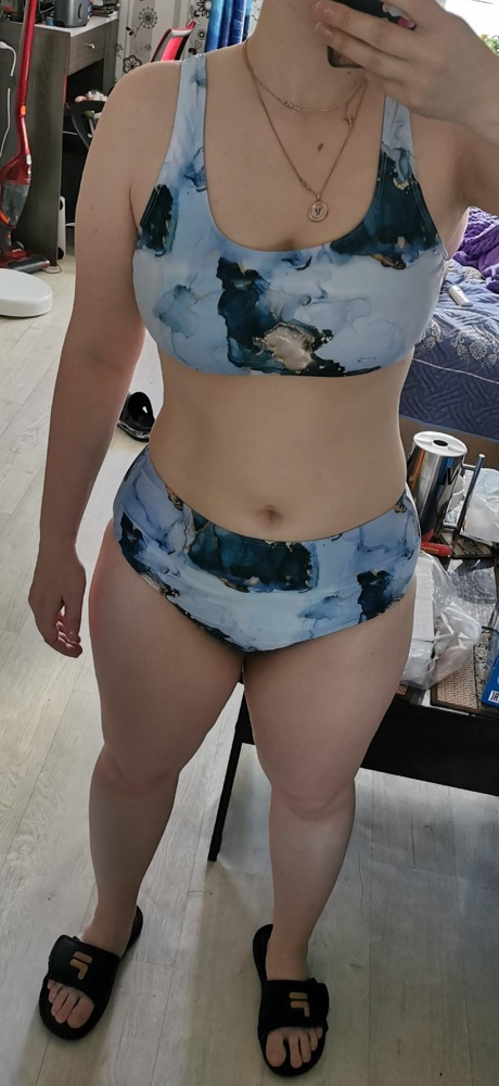 Всем привет. Покупала за 2124 рублей. Качество отличное. На мои параметры ОГ 91 ОБ 109 Рост 160 взяла размер L, подошел хорошо. Рекомендую, спасибо)