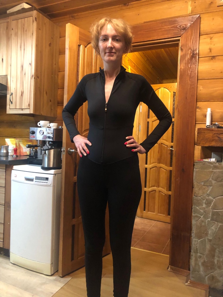 Классный. Размер S на мне, рост 176. Ношу S, сидит отлично и без бюстгальтера, что удобно при занятиях йогой. Еще не пробовала на йоге, надеюсь , долго прослужит. Купила за 3700. 