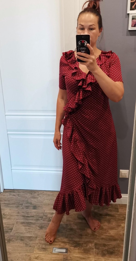 Платье клёвое! На фигуру песочные часы супер, талия на месте) ткань приятная к телу синтетика, ношу 44-46,взяла L, люблю свободно) поясом все регулируется отлично, но можно было брать и в размер. Рекомендую)