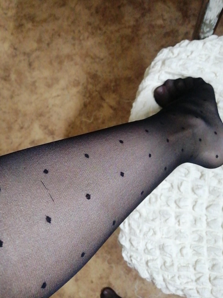 Колготки плохого качества. Затяжки сразу в упаковке, неоднородного цвета. Не рекомендую