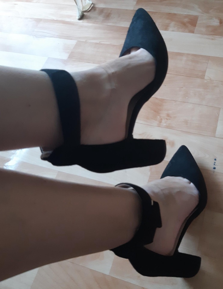 Туфельки просто бомба!!! 💣 На моей ноге сидят изящно, мягкие. На 23,5 подошёл 37 размер. Каблук не ощущается, можно быстро и много ходить, есть с чем сравнить) 100 из 100!