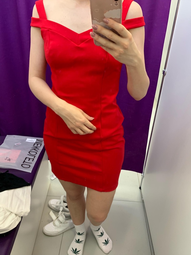 Платье хорошее, цвет яркий, но на мне не село 