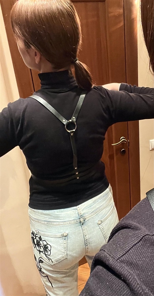 Классная портупея! То, что искала. Хотелось что-то красивое для акцента на одежду и в то же время не вульгарное)
Большинство портупей сейчас такие, что только дома перед мужем носить😁, а эта прям приличная!)
Кожа плотная, все ремешки ровные, клепки и крепления все хорошо сделаны, ничего нигде не шатается. Размер регулируется, как по объёму, так и по росту. Переживала что не подойдёт на мой рост 182🙈Села с запасом даже. По размеру максимум до 48 подойдёт. Я сейчас ещё с лишними 8кг после родов, похудею, портупею можно будет утянуть, запаса и дырочек достаточно, это радует. Под грудью идут три ремня, можно снимать: носить все три, два или один - получается несколько вариантов в одной портупеи😌👍🏼Пришла быстро, упакована в два пакета, качество🔥
Спасибо продавцу за качество и цену! Очень понравилась! Однозначно рекомендую к покупке)