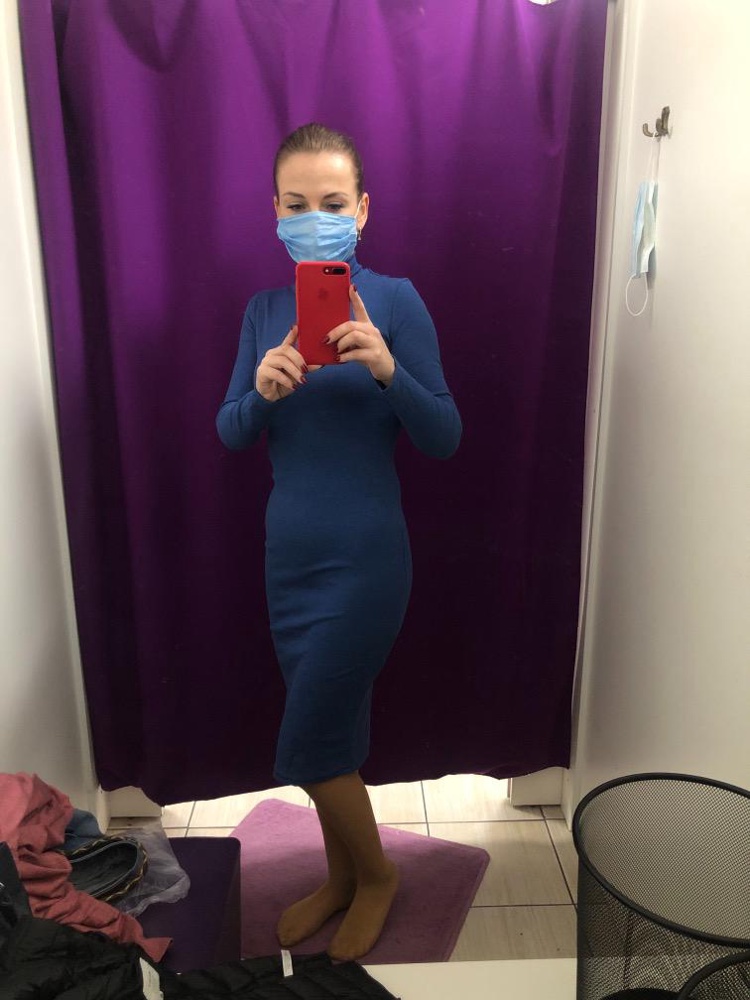 Получила сегодня платье, брала на работу ) На рост 164, вес 40-42, размер 42, скажу так, платье для худышек, средней плотности, прилегает к телу, на меня село идеально!!! Не подойдёт девушкам с животиком и без талии, носить нужно на бесшовное бельё, облигает не плотно, ткань тянется, мне комфортно на мою фигуру!!! Спасибо!!! Платье классное!!!