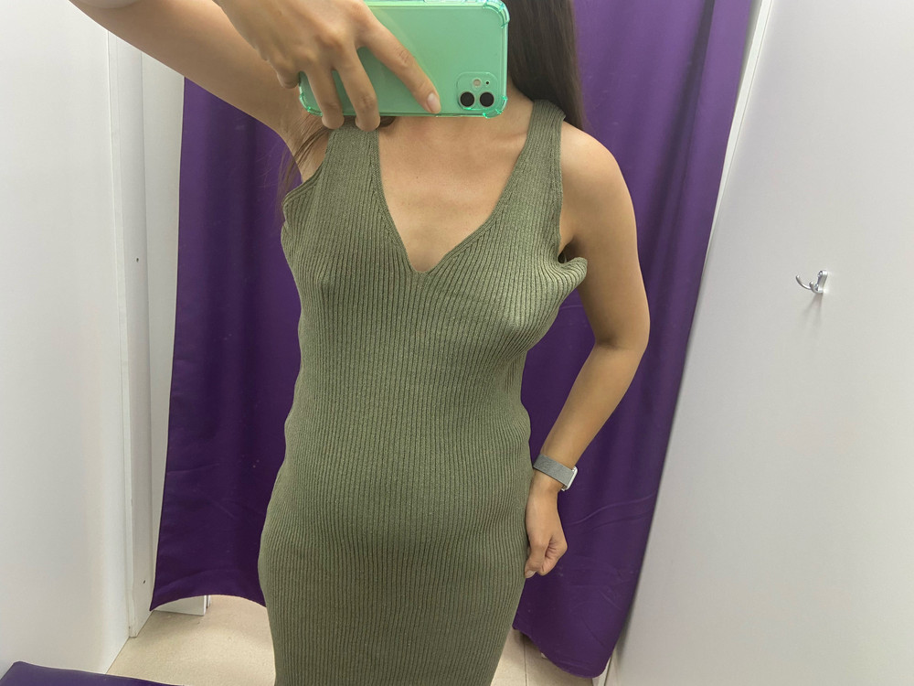 На какую простите грудь это платье?)) похоже one size - это до 50 точно) учитывая, что ткань еще и сильно тянется (слабая вязка). Ткань на  ощупь хб, но вязка такая, что после пару присаживаний попой на стул, платье еще и запузырится. Одна звезда за красивое фото модели в wb. 