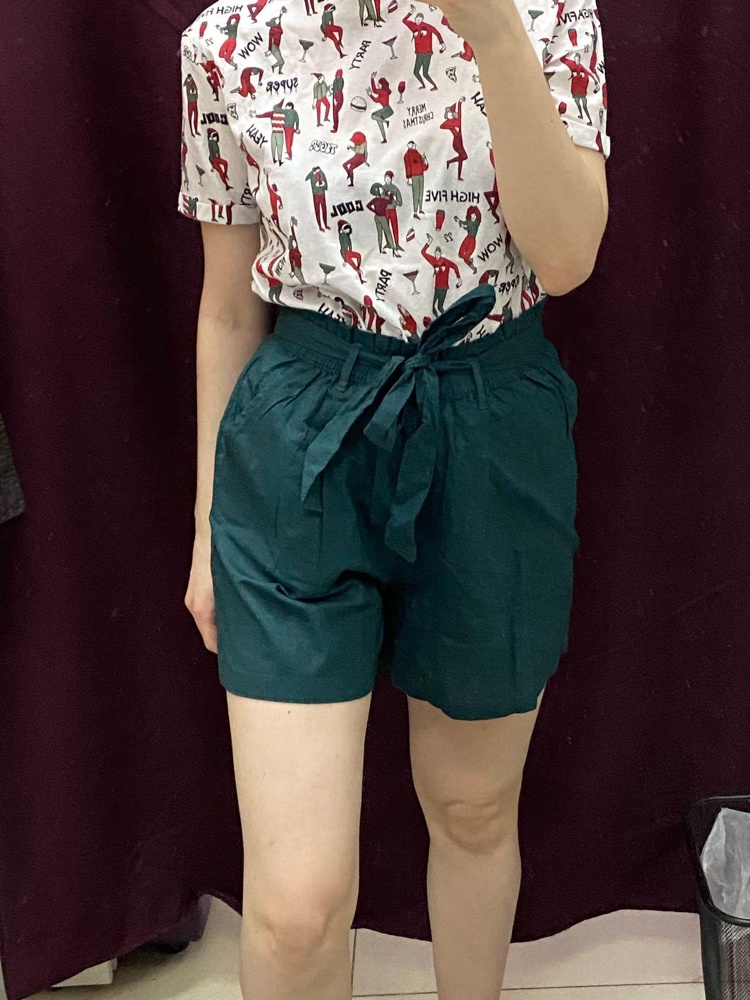 Шорты класс! Цвет очень красивый,материал приятный. Заказывала согласно размерной сетке,нигде не давят и не жмут,очень комфортные. 