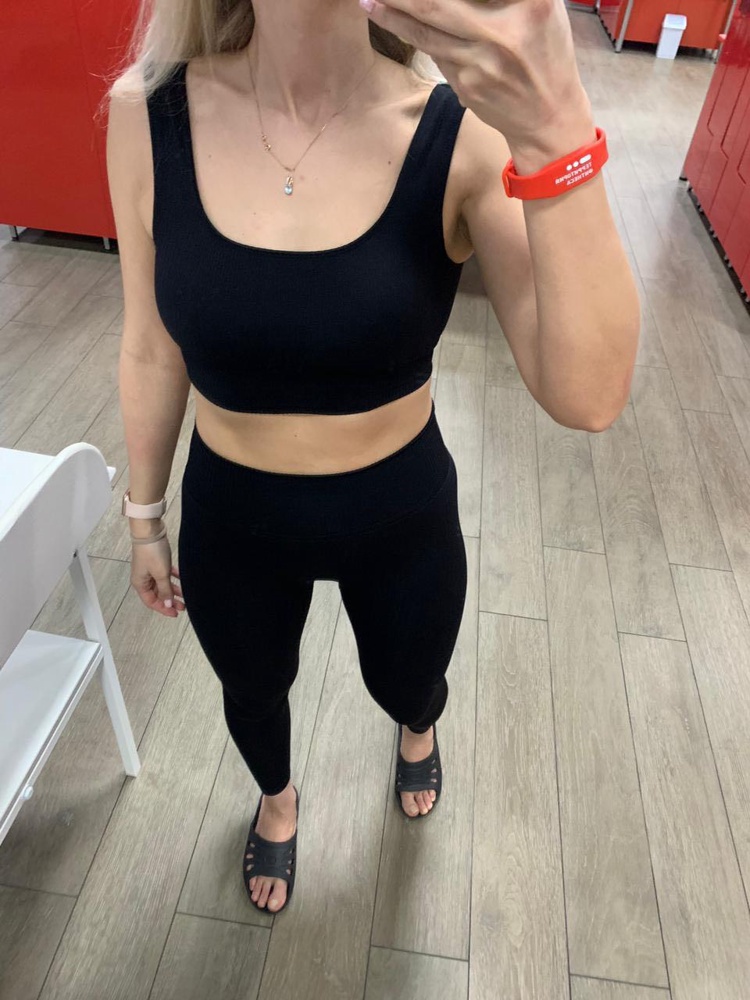 Топ сел как влитой, хорошо держит грудь. Особенно понравились съёмные чашечки. 