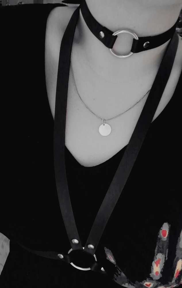 Это точно не последняя моя покупка у данного бренда. Качественный продукт, быстрая доставка, аккуратная упаковка. Да и к тому же положили неожиданный подарок - чокер в аналогичном партупее стиле!