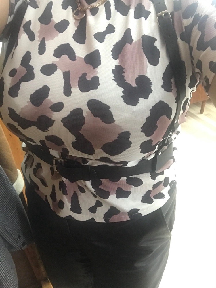 Очень классная, натуральная кожа, мягкая , села как надо , не знаю будет ли оставлять следы чёрные на белый вещах, проверим, но сделала хорошо , качественно. Упакована в мешочек , все прилично ))