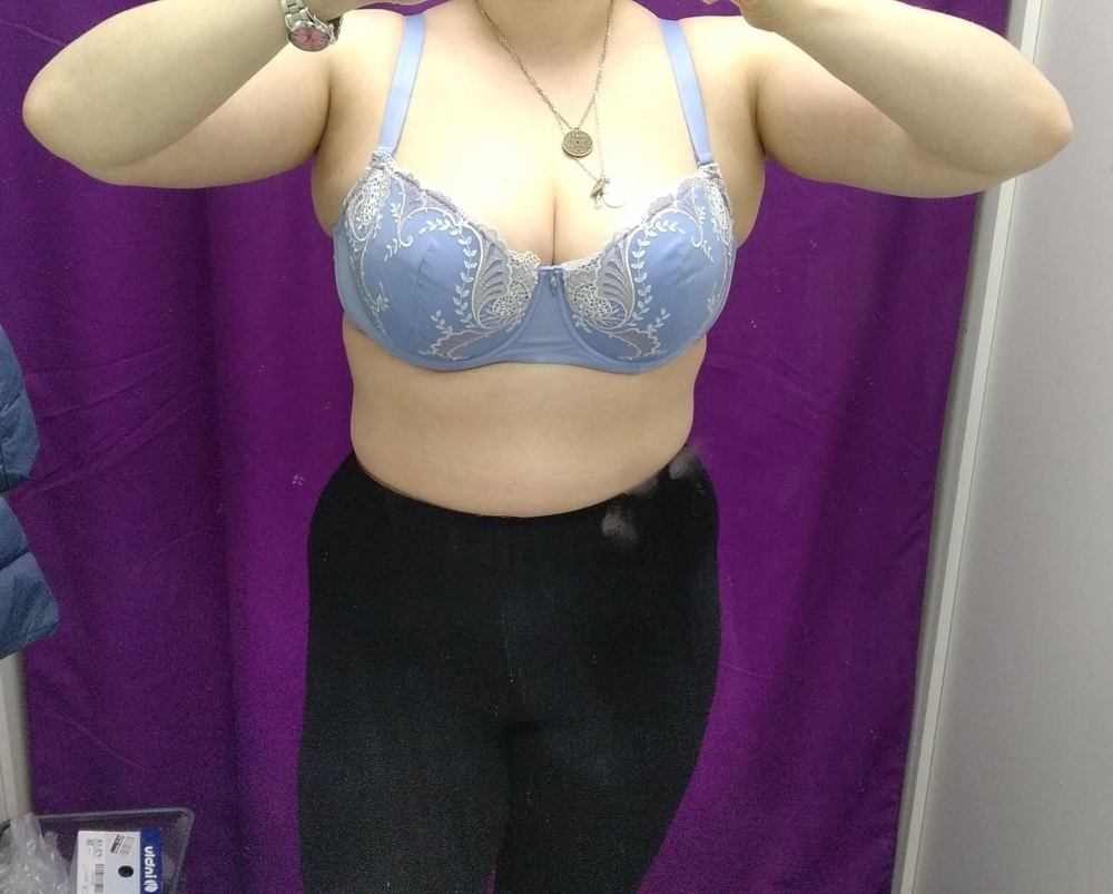 Очень нежный материал, очень приятно к коже. Качество отличное. Хорошо сидит. Взяла с удовольствием. Цвет как на фото