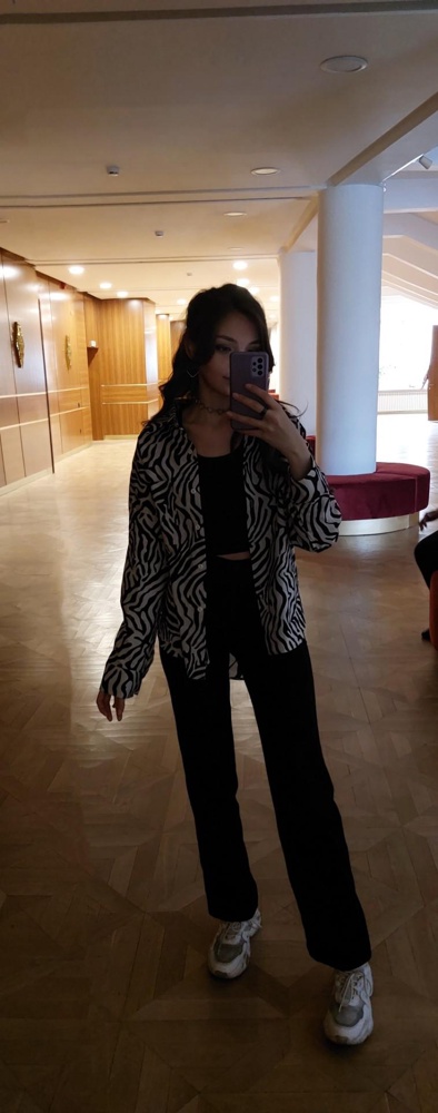 Ткань неприятная: жёсткая и выглядит дёшево. Оттенки чёрного и белого цветов тоже вызвали сомнения. Но мне нравится, как она выглядит. Ношу нараспашку, как и хотела. Так что в целом мне подошла. На рост 174 размер М прикрывает попу.:)