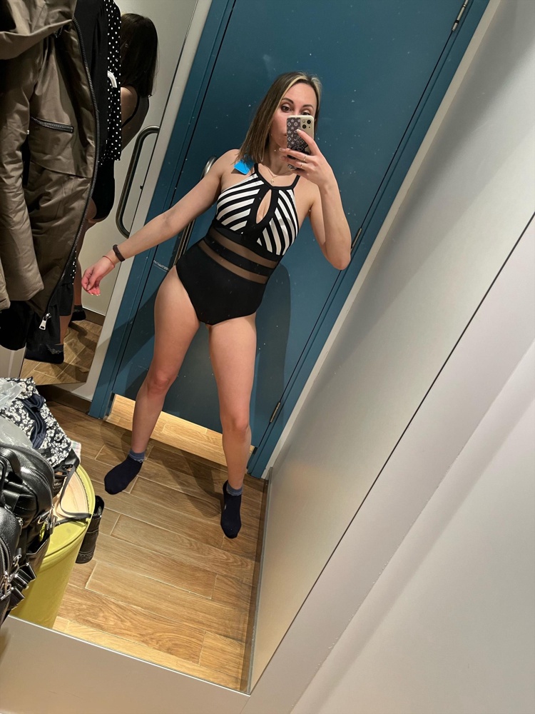 Классный, но в груди оказался мал, возможно закажу на размер больше