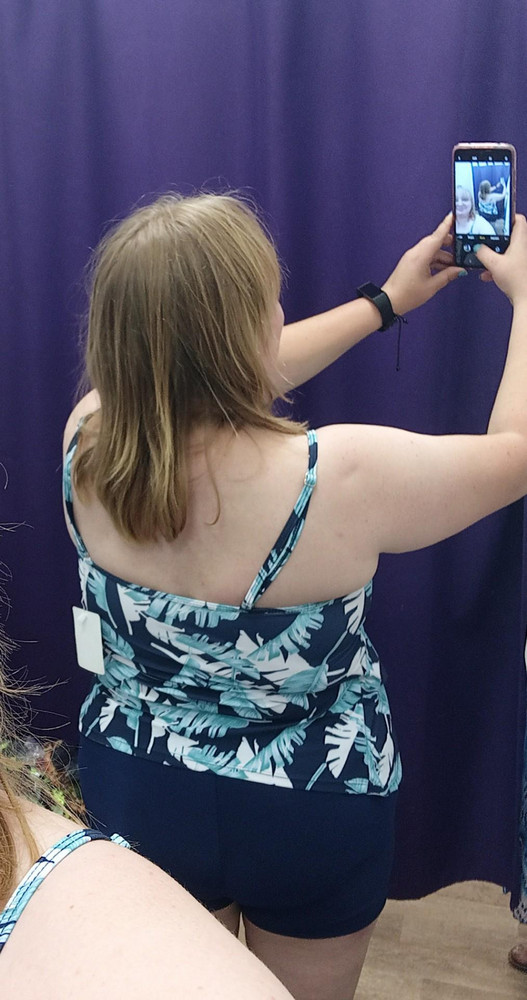 Очень клёвый. Жаль по размеру не подошёл. На 52 ххл оказался мал.