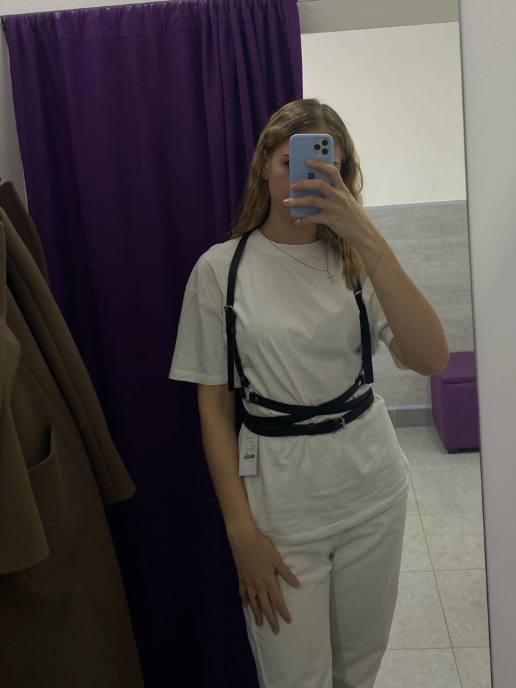 Отличное дополнение к образу, качество неплохое. Остаётся мелкая крошка на одежде, но думаю эта проблема легко решаема. 